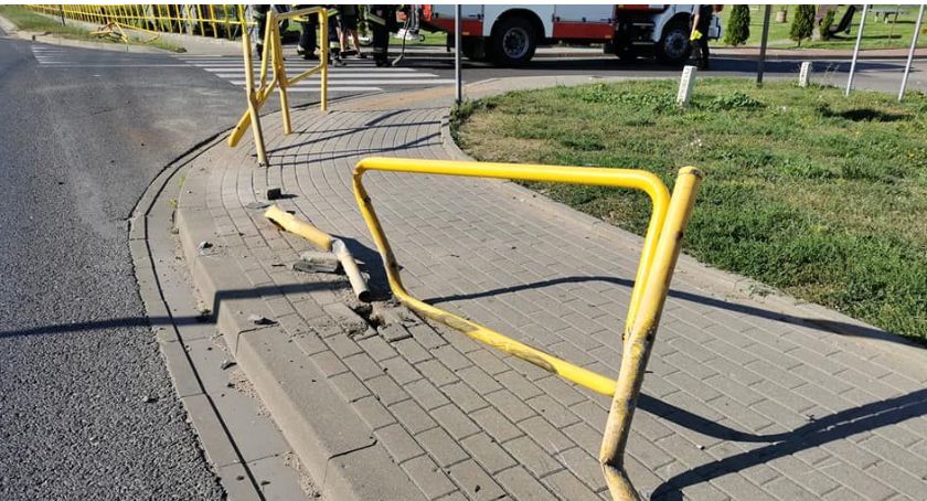 30-latka uderzyła BMW w barierki