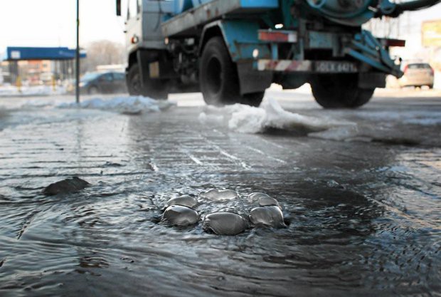 UWAGA na śliską jezdnie - pęknięta rura