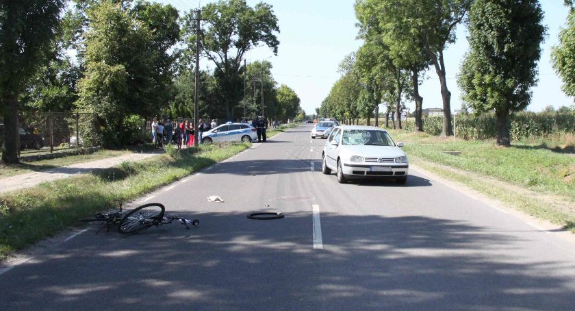 Zderzenie samochodu z rowerem. Jedna osoba ciężko ranna