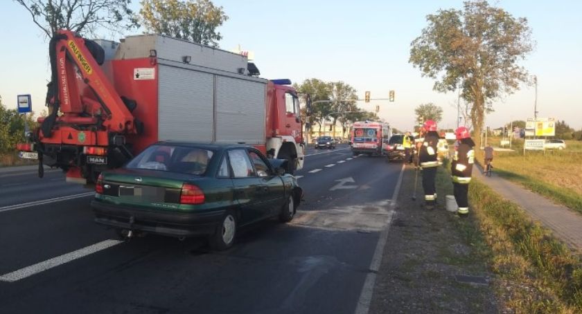 Kolizja w pobliżu centrum handlowego pod Ciechanowem [zdjęcia]