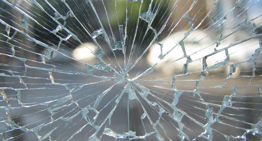 Jechali na gapę i wybili szybę w autobusie ZKM. Policjanci z Ciechanowa zatrzymali ich po pościgu