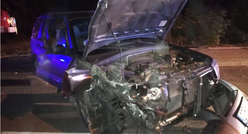 Kierowca Subaru uderzył w przyczepę ciągnika [zdjęcia]