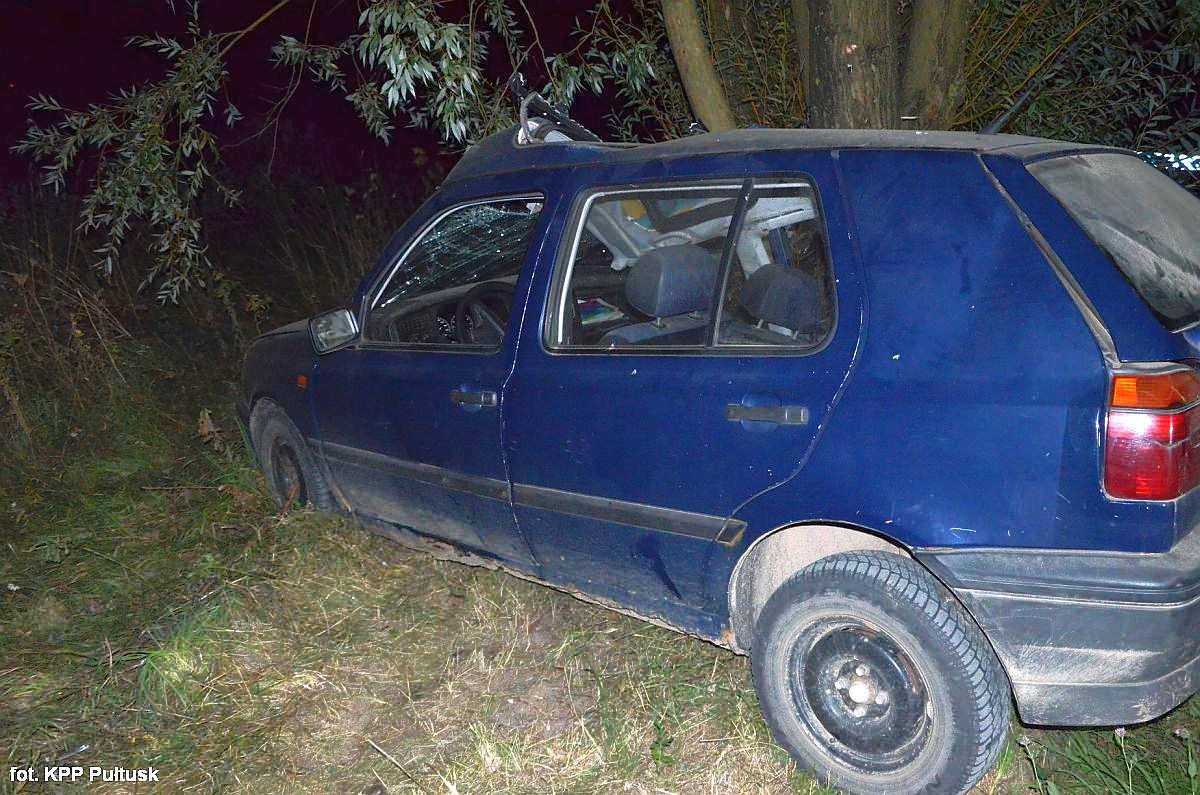 Golf uderzył w drzewo. Dwóch nastolatków rannych
