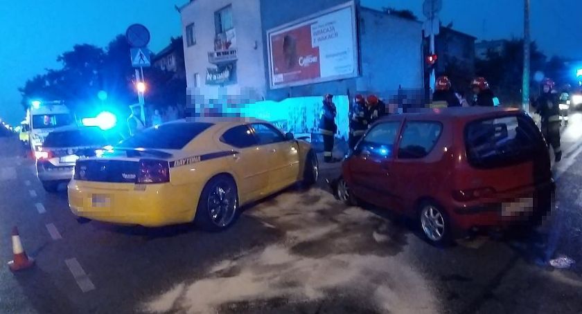 Dodge zderzył się z Seicento w centrum Ciechanowa [zdjęcia]