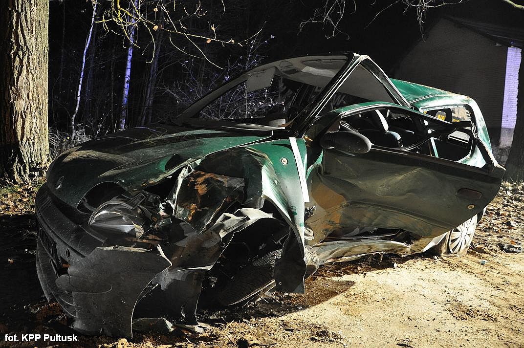 U sąsiadów: 24-latek przygnieciony przez samochód. Wcześniej jego auto uderzyło w drzewo (zdjęcia)