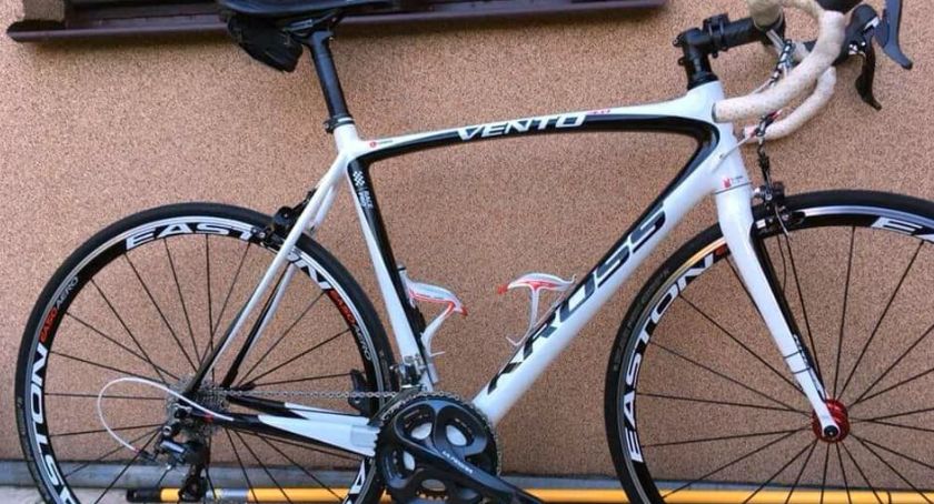 W centrum Ciechanowa skradziono rower. Policja szuka sprawcy