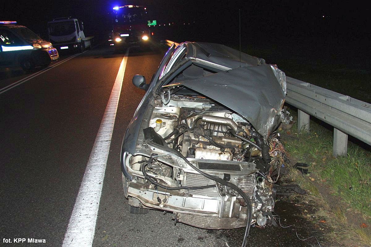 Tragiczny wypadek: Renault uderzyło w autobus. 23-letni kierowca zginął na miejscu