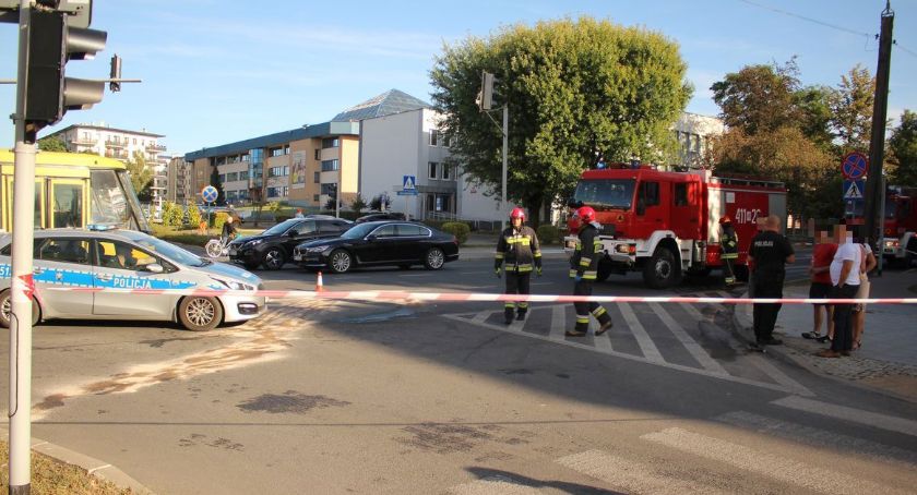 Z ostatniej chwili: Zderzenie osobówek na skrzyżowaniu w centrum Ciechanowa [zdjęcia]