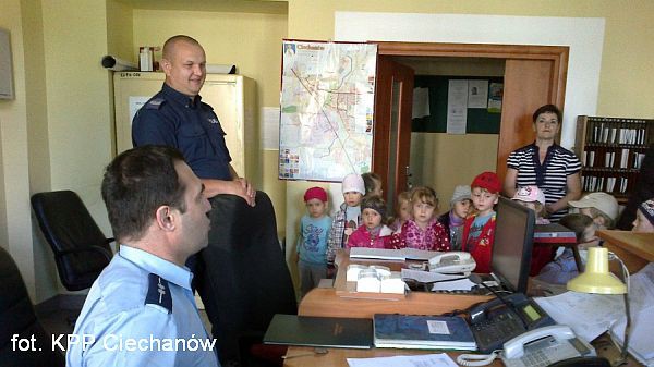 Przedszkolaki opanowały ciechanowską Komendę