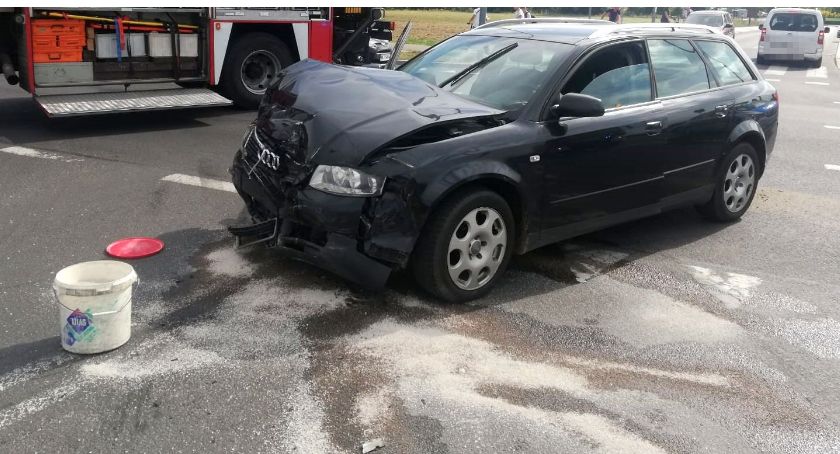 Wypadek na pętli miejskiej. Trzy osoby trafiły do szpitala [zdjęcia]
