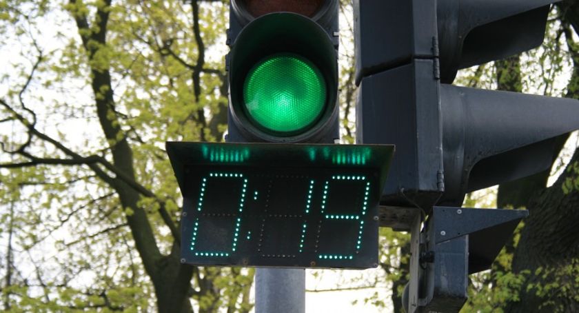 Czasomierze na sygnalizacji świetlnej w Ciechanowie? Prezydent odpowiada radnemu
