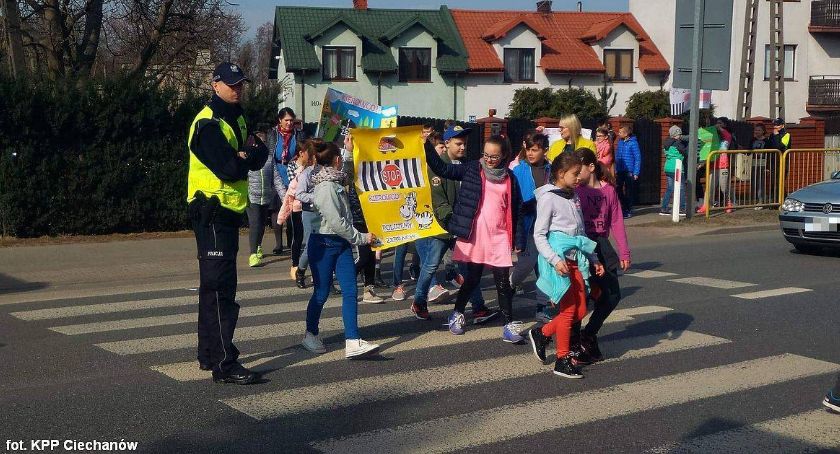 Uczniowie i policjanci z pow. ciechanowskiego apelują do kierowców: Nie polujemy na zebrach!