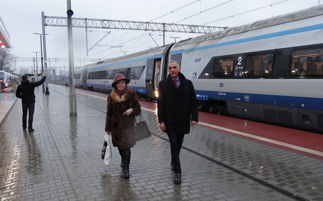 Pendolino zatrzymuje się już w Ciechanowie. Wśród pierwszych pasażerów parlamentarzyści