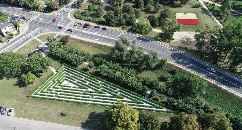 Zielony labirynt dorósł do odwiedzin mieszkańców
