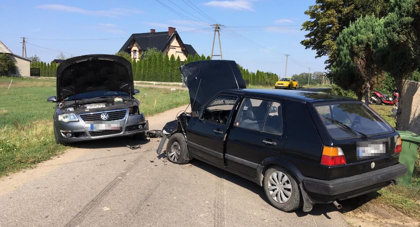 Zderzenie Volkswagenów pod Ciechanowem. Cztery osoby trafiły do szpitala [zdjęcia]