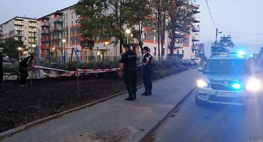 Niewybuch przy placu zabaw w centrum Ciechanowa [zdjęcia]