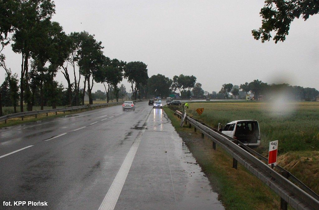 Transporter uderzył w barierę energochłonną i dachował. Autem podróżowały trzy osoby