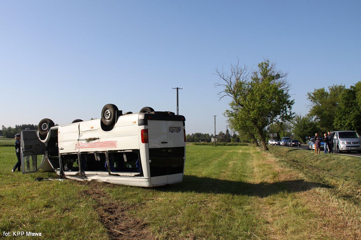 Wypadek busa pod Strzegowem. Dziewięć osób zostało rannych