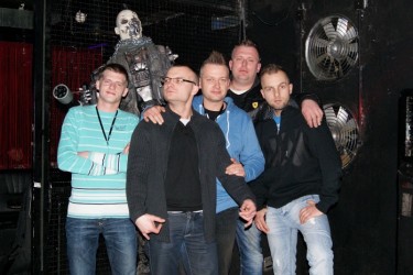 MOCNE BRZMIENIA W KLUBIE MUZYCZNYM 