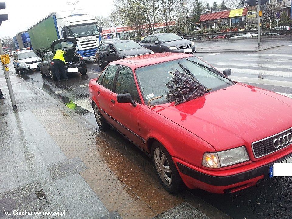 Dwie kobiety potrącone na przejściu dla pieszych na 17 Stycznia (zdjęcia)