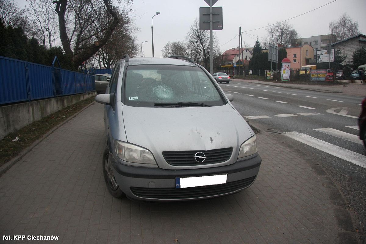 Wypadek w Ciechanowie. Piesza wpadła pod koła Opla