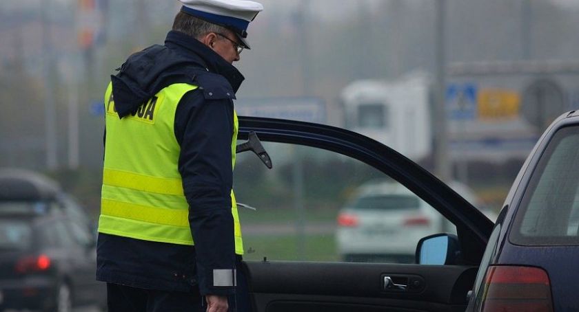 Policja sprawdzi, czy ciechanowianie korzystają z telefonów podczas jazdy samochodem
