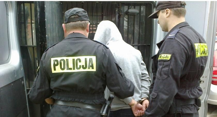 Policja zatrzymała w Ciechanowie 5 osób. Odpowiedzą za posiadanie i handel narkotykami
