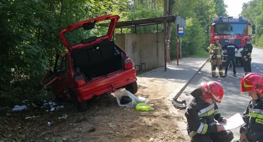 Wjechał do rowu tuż przy przystanku autobusowym [zdjęcia]