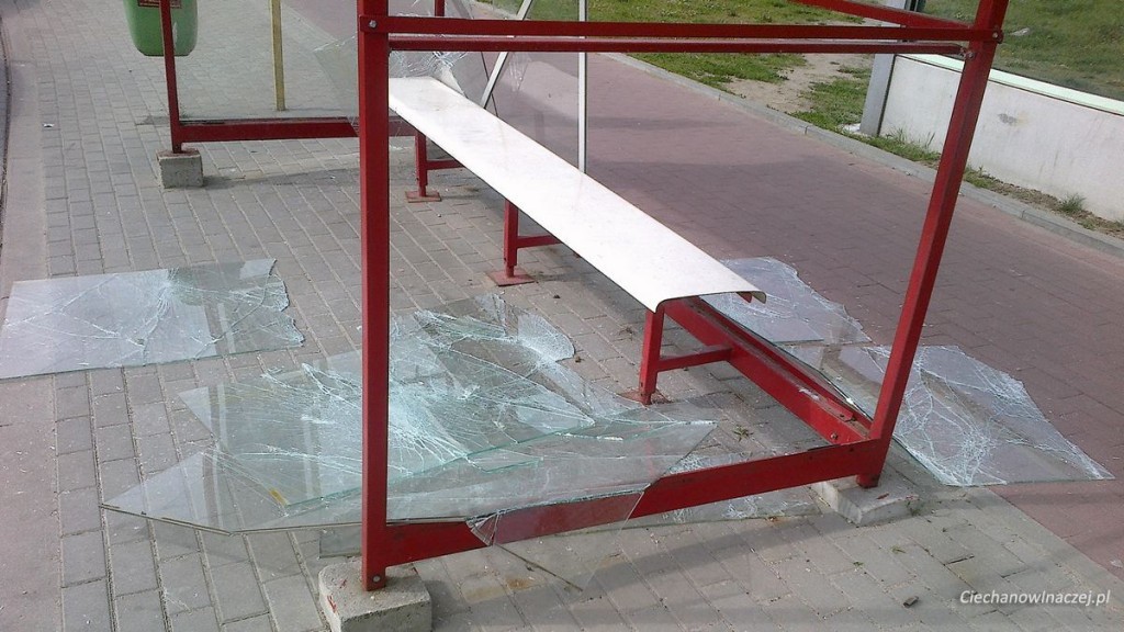 Zdemolowany przystanek na ul.Armii Krajowej - wandale zatrzymani!