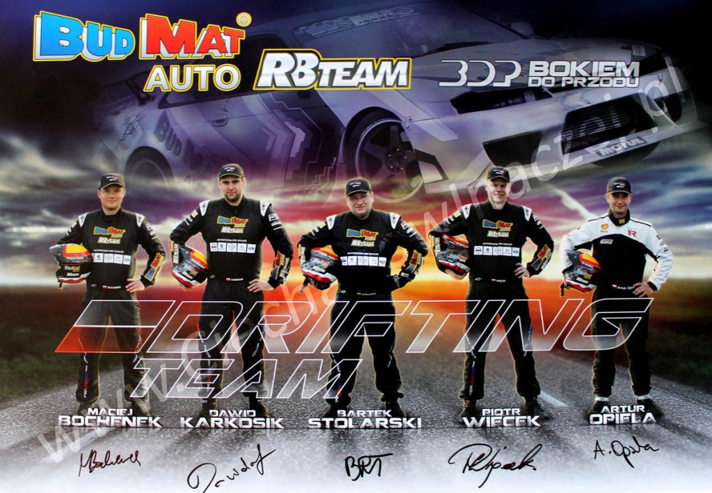 Wygraj plakat z podpisami kierowców BudMat Auto RB Team!