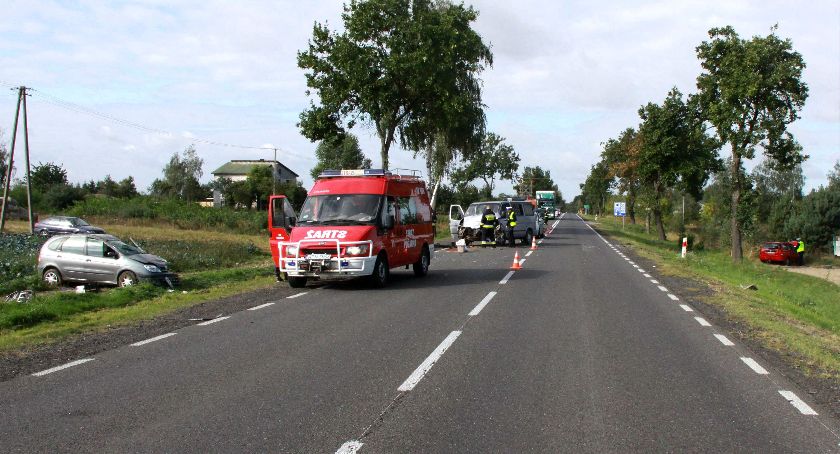 Zderzenie trzech samochodów. Wszyscy kierowcy trafili do szpitala