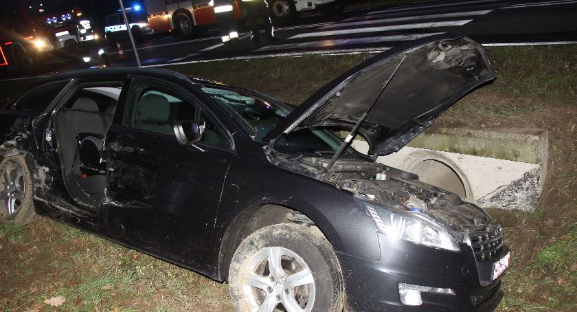 Peugeot zderzył się z ciężarówką. Kierowca z Ciechanowa i małe dziecko poszkodowani