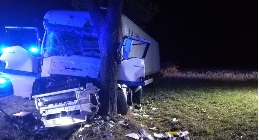 Tir wbił się w drzewo. Zawinił inny kierowca? [zdjęcia]