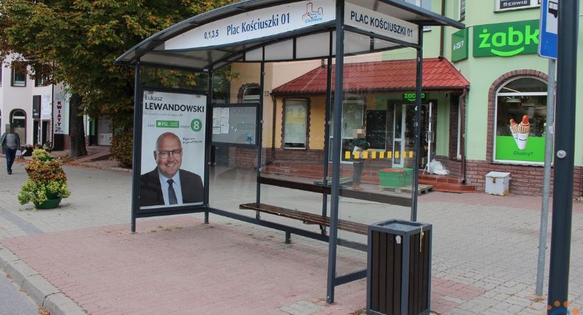 Plakaty wyborcze na wiatach przystankowych. Każdy może się na nich zareklamować?