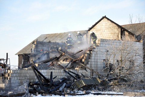 Aktualizacja: Pożar w Bogucinie, spalone dwa ciągniki i samochód osobowy