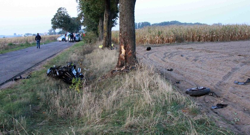 Motocyklista uderzył w drzewo. Zginął na miejscu