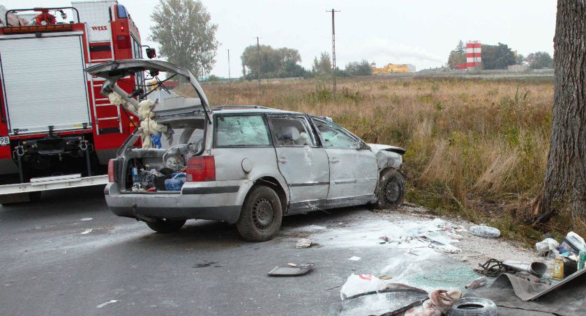 Volkswagen uderzył w drzewo. Jedna osoba nie żyje