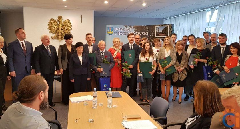 Najlepsi maturzyści i uczniowie z powiatu ciechanowskiego otrzymali nagrody [zdjęcia]