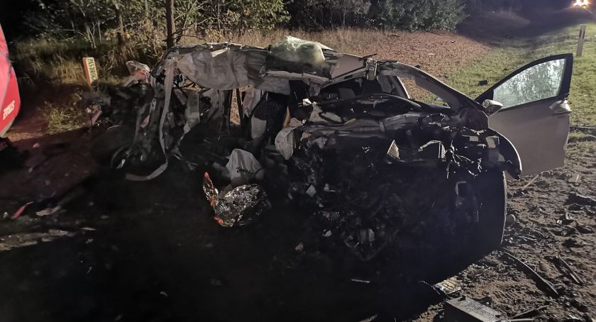 Osobówka zderzyła się z tirem. Zginął pasażer [zdjęcia]