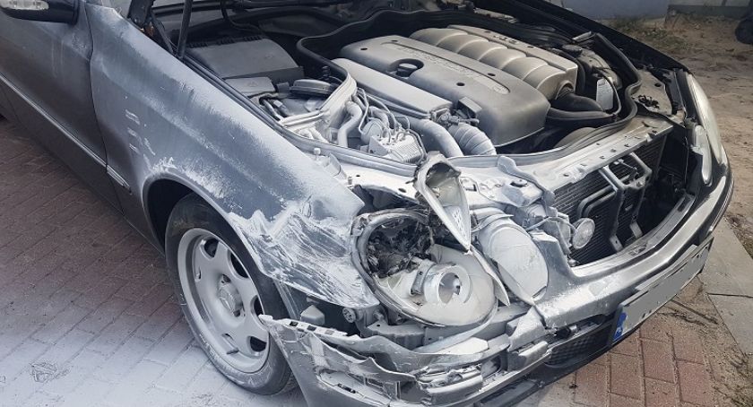 Mercedes zapalił się po zderzeniu z ciągnikiem