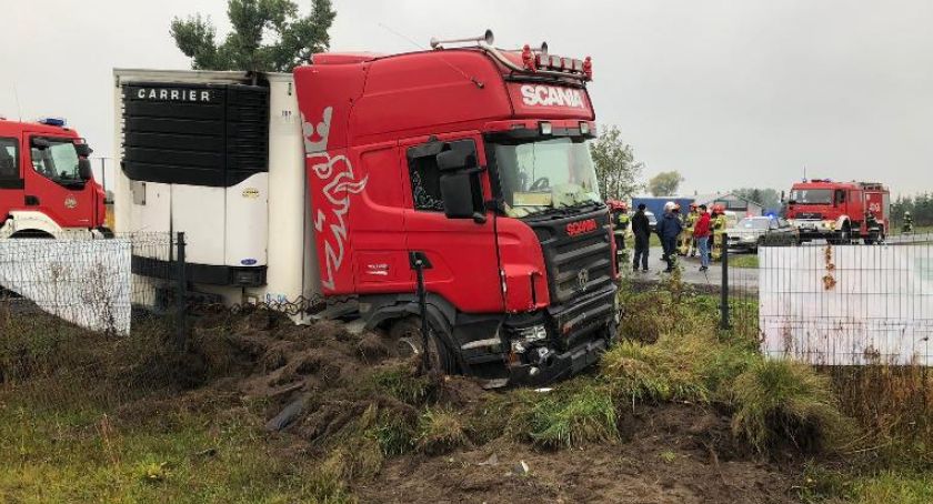 Nieprawidłowe cofanie i zderzenie pojazdów na drodze Ciechanów-Płońsk [zdjęcia]