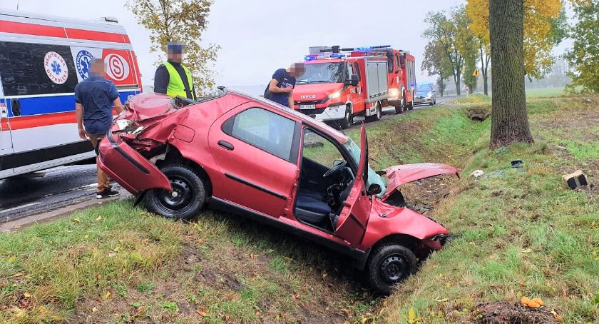 Fiat uderzył w drzewo niedaleko Ciechanowa [zdjęcia]