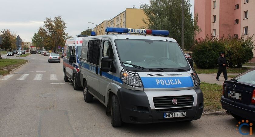 Uderzył w latarnię w pobliżu szpitala i odjechał. Zatrzymał go policjant po służbie