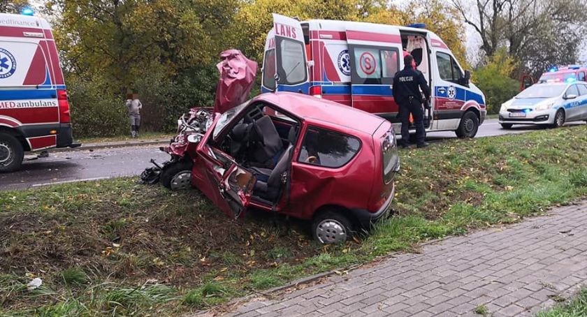 Wyprzedzał i zderzył się z mleczarką. Trzy osoby ranne [zdjęcia]