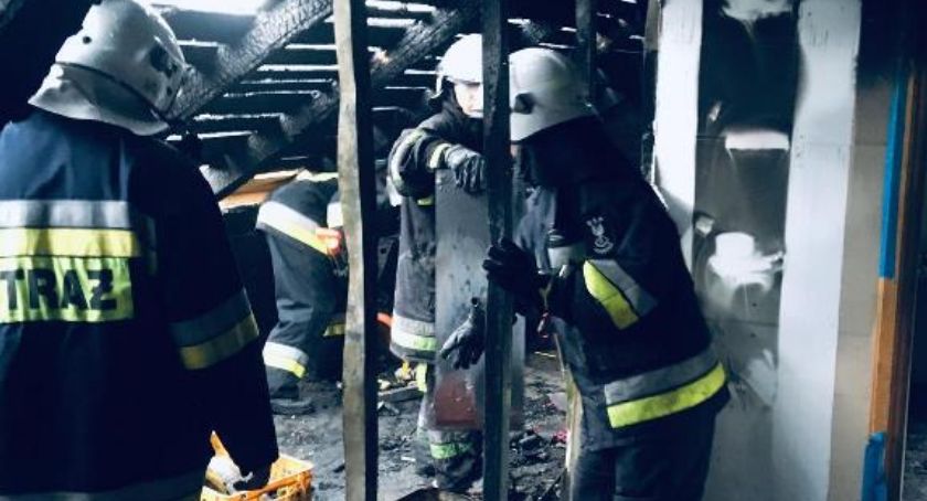 Duże straty po pożarze domu jednorodzinnego pod Ciechanowem [zdjęcia]