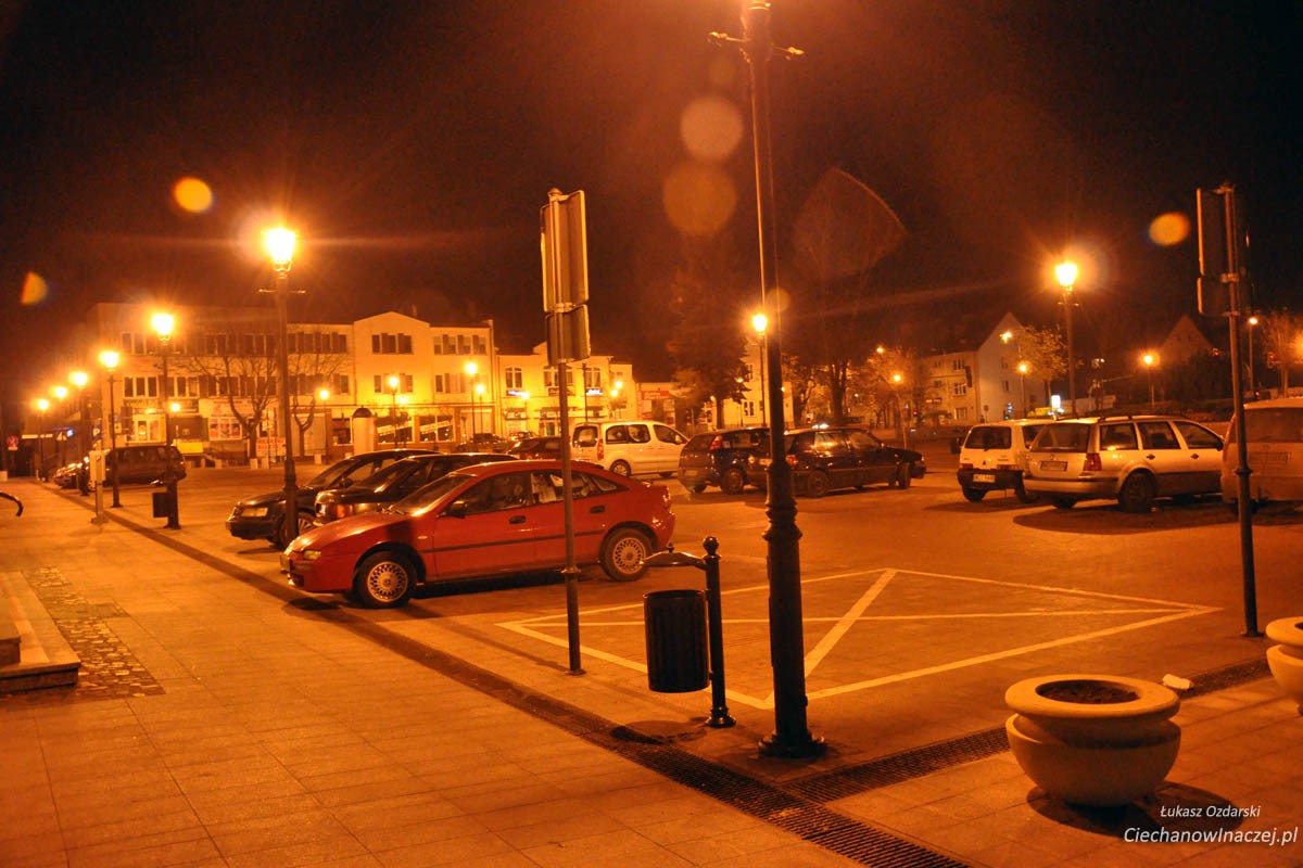 Okazjonalny parking przed Ratuszem, nie do końca przemyślany.