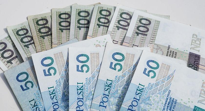 Mieszkanka Ciechanowa znalazła plik pieniędzy. Policja szuka ich właściciela