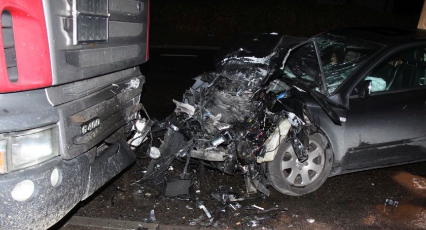 Tragiczny wypadek w środku nocy. Audi uderzyło w zaparkowaną ciężarówkę [zdjęcia]