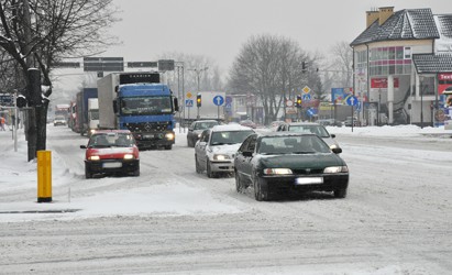 ZIMA ATAKUJE - NADCIĄGAJĄ KOLEJNE ŚNIEŻYCE - zdjęcia z zaśnieżonego centrum miasta