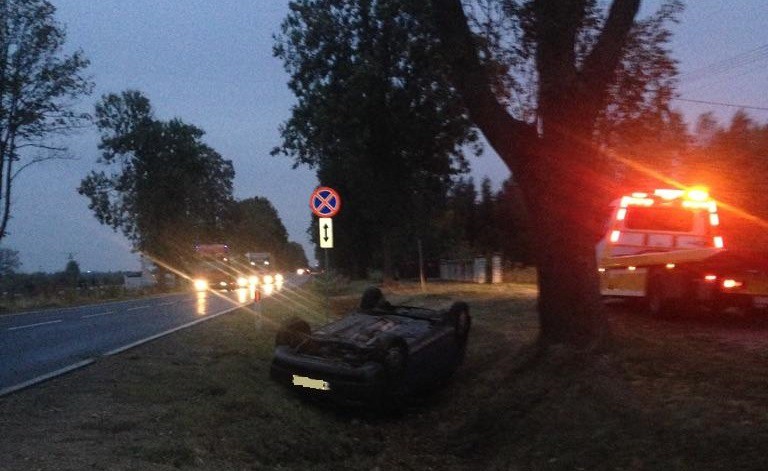 U sąsiadów: Chciał uniknąć czołowego zderzenia. Wpadł do rowu i dachował